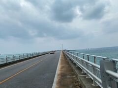 続いて向かったのは、伊良部大橋。全長3.5km。
無料で渡れる橋としては国内最長。
宮古島と伊良部島を結びます。