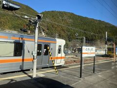 十島駅で対抗列車の待ち合わせ。
山梨県に入ってきました。