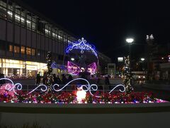 戻って岡山駅（笑）
もう暗くなりました。桃太郎像はイルミネーションに囲まれていました。