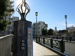 石島橋を渡って、再び駅の方を目指します。
橋の上には、「東風西雨　風の社」と題された石のオブジェもありました。