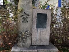 警察博物館の前に、１８７５年に建造された石造りの京橋の親柱が残されています。

京橋は江戸時代、公儀橋だったので、その名残なのか、擬宝珠がついています。

道路向かいの交番横にも親柱が残っていました。