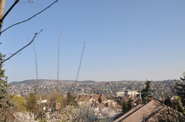 車窓からはブダペストの景色が見られます。<br />