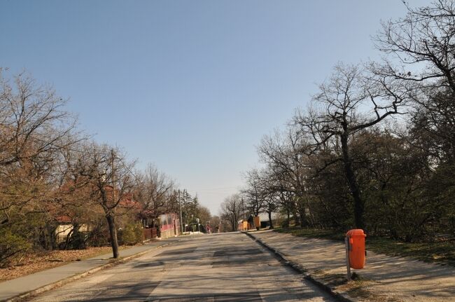 住宅と公園があります。とりあえず矢印に従って子供鉄道の駅へ。<br />