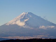 あ、さっきよりも雲が晴れてきた!　やっぱりここには真冬に訪れて正解でした!　

やっぱり、富士山を見て清々しい気持ちになるので、日本人に生まれて良かった!と実感します。