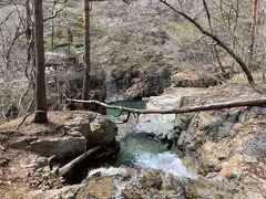 奥に見えている神社でお参り。
この辺りの地質？岩の説明も所々にありました。