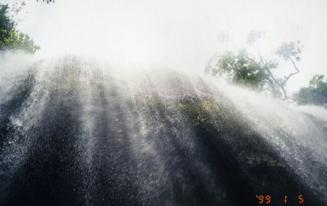 ガラスマオの滝です。かつてトロッコが走っていた軌道の跡をたどって歩きました。