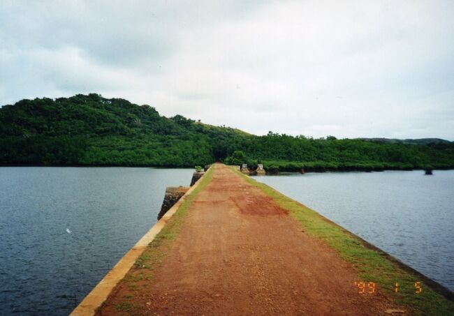 この桟橋の先にガラスマオの滝はありました。