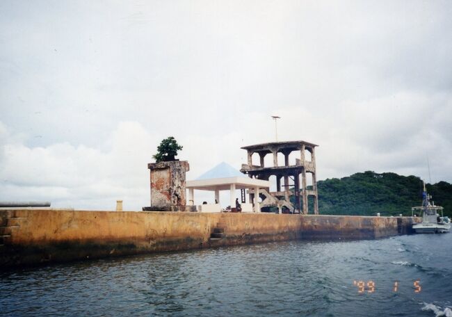 かつてリン鉱石か何かを積みだしていた桟橋のようです。ダイビングボートをここでおり、途中まではトラックの荷台に乗り、最後は徒歩で向かいました。