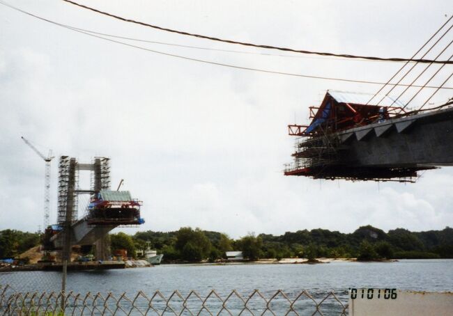 両岸から工事が進められていました。