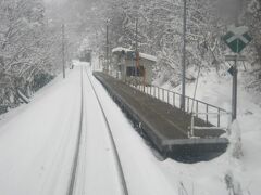 本旅行記は飯山線・長野県域の森宮野原駅から十日町行き普通列車に乗車し、県境を越えて足滝駅にとうちゃこした場面から始まります。

往路はここから徒歩で越境し、森宮野原駅へと向かいました。
また思い出に残るローカル駅が一つ出来ました( ´∀｀ )。

ありがとう、足滝駅。
さいなら～、また逢う日まで～。