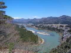 麒麟山の頂上からは阿賀野川と遠くに飯豊山も見えました．