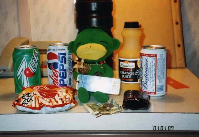 ホテルの部屋で様々なものに囲まれて。