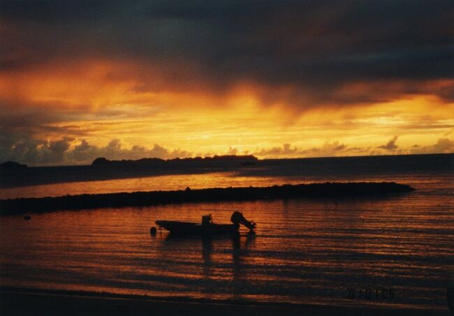日も沈み、宵闇が迫ります。ボートがいい感じです。