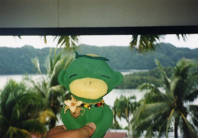 ニッコー前の岩山湾を背景にした「まうちゃん」。