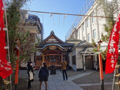 （２）入谷鬼子母神・真源寺（福禄寿）

安産・子育の鬼子母神を勧請。毎年7月6日～8日の朝顔市が開かれる。
鬼子母神は、インド仏教上の女神のひとりです。性質凶暴で子供を奪い取っては食べてしまう悪神だったため、釈迦は鬼子母神の末子を隠し、子を失う悲しみを実感させ改心させました。以後、安産・子育ての守護神として信仰されるようになりました。入谷鬼子母神では、子育ての善神になったという由来からツノのない「鬼」の文字を使っています。