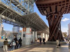 その、北鉄金沢駅の真上にあるのが、かの有名な金沢駅前にある鼓門。
その横に、金沢駅のバスターミナルがある。