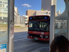 バスがやってきた。これに乗る。
行先のLED表示が全く写らないのだが、一応「千代野ニュータウン」行き。松任駅のもうちょっと先ぐらいまで行くようだ。