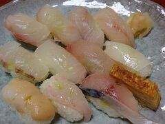 駅前のすし屋で昼食。地魚ざんまいの寿司は、真っ白。よく聞く名前もあるが、ホウボウとかメバルとかあまり聞かない魚もたくさんあった。のどぐろがなかったのは残念だが、日本海の海の幸がうまい。