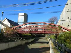 富岡八幡宮を出て、平久川の方へ向かう途中、赤いアーチ型の橋を見つけました。
なんと、日本最古の鉄橋だそう！