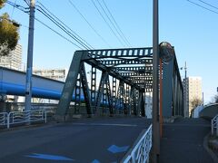 平久川沿いに歩いていたら、鉄橋が見えてきました。
