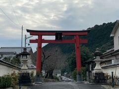 少し時間がおしていたので勧修寺をあきらめて帰ろうとすると大きな鳥居に遭遇しました。