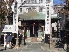 （５）弁天院（朝日弁財天）

　不忍池の姉妹弁財天。朝日弁財天とも。
弁天院は、水谷（みずのや）伊勢守勝隆が寛永元年（1624）不忍池に弁財天を建立すると同時にその下屋敷であったこの地の邸内の池にも弁財天を祀ったのが由来とされています。上野不忍池に弁財天を西方の夕日、東方の水谷を弁天院と称し、両者は姉妹弁財天とされています。