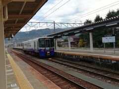 泊駅のホームに停車する10:53発の直江津行き1両編成の列車です。
泊～糸魚川間は未乗区間でして、いつか乗ってみたいです。