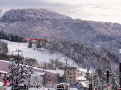 蔵王温泉バスターミナルに到着
ここから蔵王ロープウェイ蔵王山麓駅へ向かい、樹氷高原駅を経由して地蔵山頂駅を目指す
スノーシューズを履いてはいるが、慣れない雪道に四苦八苦する