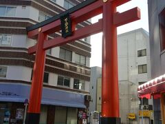 上野駅に向かって歩いていると、赤い大きな鳥居があるので行ってみると、下谷神社

と言う神社でした。