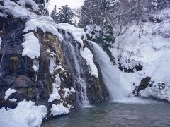 白銀の滝
雪深い道をがんがん歩いて到着