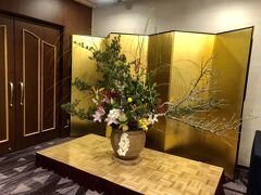 からすま京都ホテルに到着しました。

ホテル内、お正月の飾り付けです。
お正月気分満載ですね。