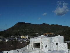 縦縞の建物は「カフェクオーレ」
あいにく閉店中でした。

光明の塔への石段を上っていくと
隣の高根島と高根大橋が
徐々に見えてきます。