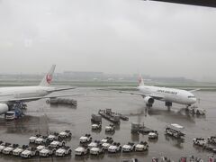 ラウンジから眺める羽田空港