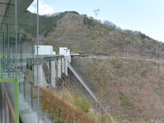窓から見えるのは浦山ダム