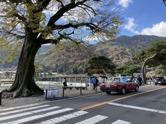 かなりの渋滞でしたが、ツアーの良いところ二つ目は、乗客は寝て待っていられること。コロナ禍でなければ車中でワイワイガヤガヤ、ポリポリと食べたり飲んだり話したり、なのでしょうが、バス車中での飲食禁止。会話禁止なので静かです。