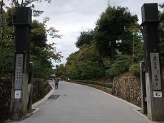 ランチ後、ホテルをチェックアウトし、バスでやってきたのはこちら！。

「金閣寺（鹿苑寺）」です。