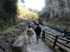 右手に見えますのが仙人の屏風岩。
高さ約70メートル
遊歩道対岸に高くそびえ立つ屏風風の岩は「仙人の屏風岩」と呼ばれております。切り立った柱状節理が屏風に見えそのスケール、迫力に圧倒され、
高千穂峡一帯の柱状節理は阿蘇山の噴火活動で流れ出た溶岩が数万年かけて侵食されて生まれたものだそうです。
この辺り一帯が
「名勝天然記念物」とのことです。
その昔、仙人が修行に使われていたっていうお話もあるようです。
