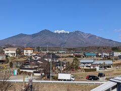 12:20のバスで小淵沢駅へ。駅屋上からの八ヶ岳方向の眺め。