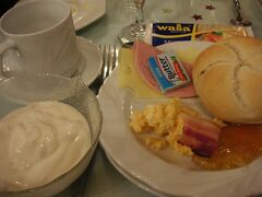 ホテルでシンプルな朝ごはん。ゼンメル(パン)がんまい♪
ジュースが何味かわからないくらい薄かった…。ははは