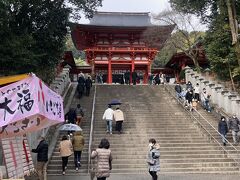 ちはやふる...カルタ(百人一首)の聖地「近江神宮」に行ってきました。階段の上に建つ朱色の楼門は、まさに「ちはやふる」のオープニングシーンを思い出します。