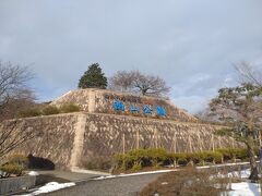 その後は西山公園に行きました。西山公園とは日本の歴史公園100選認定された鯖江のシンボルの公園です。春の季節になると、約5万株のつつじが咲き乱れる日本海側随一のつつじの名所となります。(さばかん参照）毎年5月上旬には盛大に「つつじまつり」が開催されます。（ふくいドットコム参照）