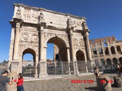 コロッセオ隣のコンスタンティヌスの凱旋門です。写真を撮るのに観光客が途切れません。