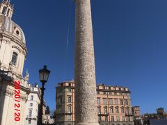 予定変更で、ヴィットーリオ・エマヌエーレ2世記念堂に入るのは後日にして、近辺を散策します。まずはトラヤヌスの記念柱です。

