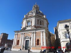 トラヤヌスの記念柱の傍にあるサンタ マリア ディ ロレート教会です。ハドリアヌスの講堂とヴァレンティーニ宮殿の間にあります。
