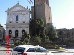 トラヤヌスの市場近くのミリツィエの塔です。左側の白い建物はマグナナポリのサンタカテリーナダシエナ教会です。