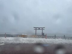 北湖に入ると、雪で辺りが一変しました。
しばらく走っていると琵琶湖に鳥居が…