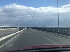 大津から、近江八幡に向かう時に通りました。国道1号のバイパスとして、船の航路にあたる部分のみがややせり上がった構造になっていて、全長1290mの、直線状にのびる橋だそうです。

本当は琵琶湖大橋を通りたかったのだが...