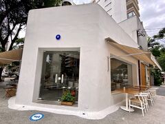 【サンパウロでギリシャ料理】

サンパウロの代官山とか言われている 笑）、オスカーフレーリー通り沿いにあるギリシャ料理店。
