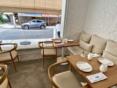 【サンパウロでギリシャ料理】

そこ（南ア）も、非常にオシャレで、「青と白」の基調の「地中海」をイメージしたお店でした。
