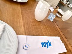 【サンパウロでギリシャ料理】

まさに真っ白で、マリーンブルーを基調としたロゴ...
